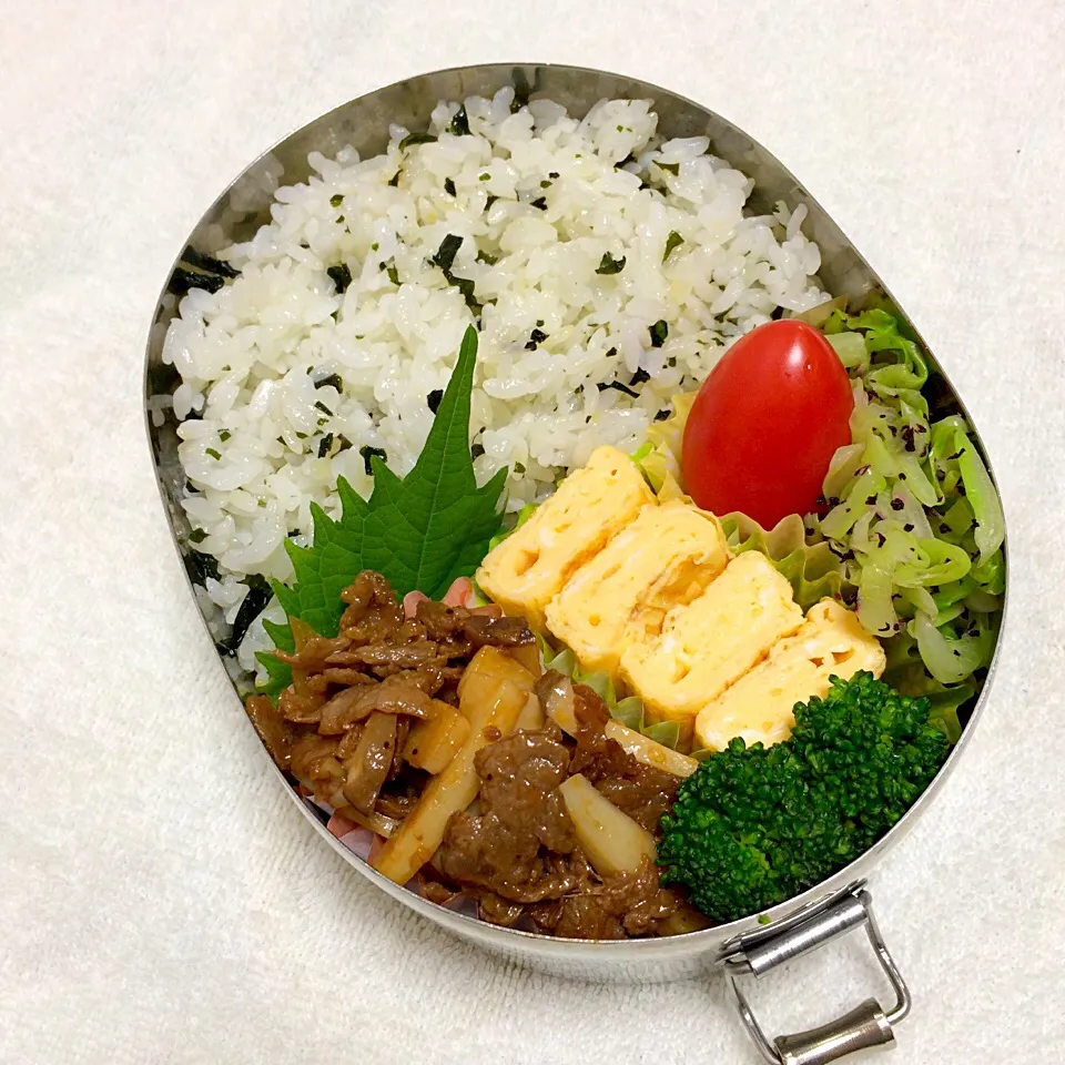 醤油味のわかめご飯
 
牛肉、玉ねぎ、エリンギのソテー赤ワイン風味
玉子焼き
キャベツのゆかり和え
ブロッコリーのサラダエレガンス和え
プチトマト|Juneさん