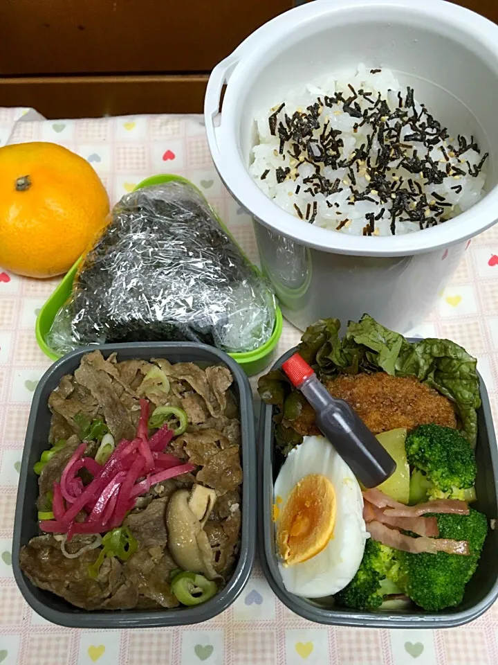 Snapdishの料理写真:11月2日息子弁当
肉豆腐
メンチカツ  
ポテトブロッコリーベーコンのバター炒め
鮭のおむすび  みかん|オリーブさん