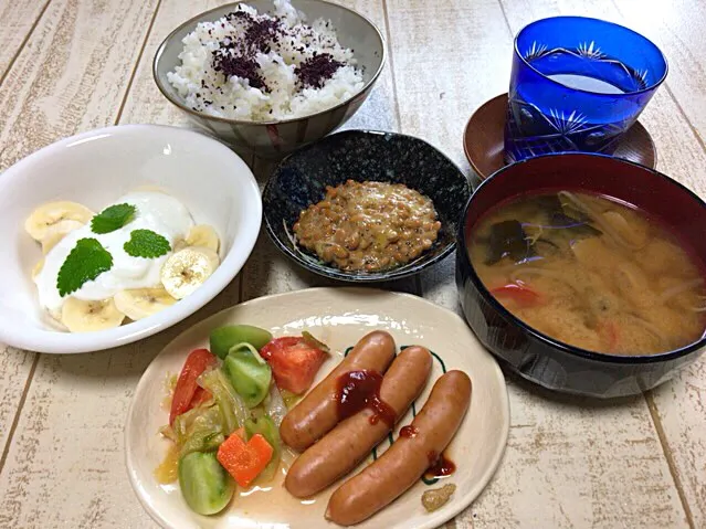 今日の男飯(＞人＜;)朝ごはんバージョン♬
御殿場粗挽きポークwithピクルスand納豆and黒はんぺんともやしとトマトとわかめの味噌汁andバナナヨーグルト♬|ひーちゃんさん