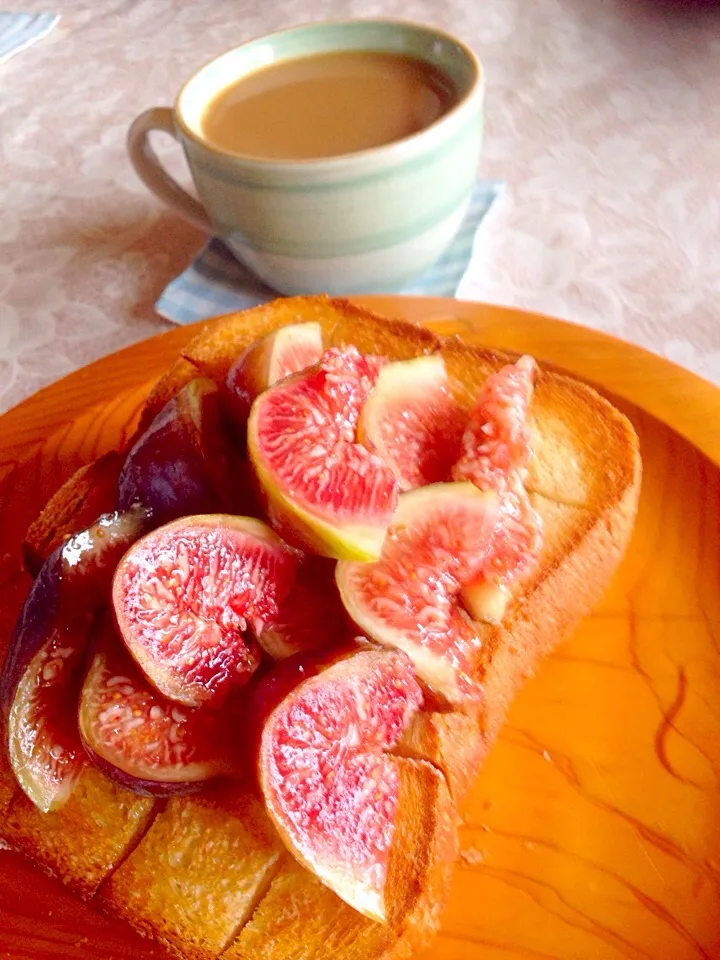 Snapdishの料理写真:いちじくハニートースト カフェオレ|SUN.yokotanさん