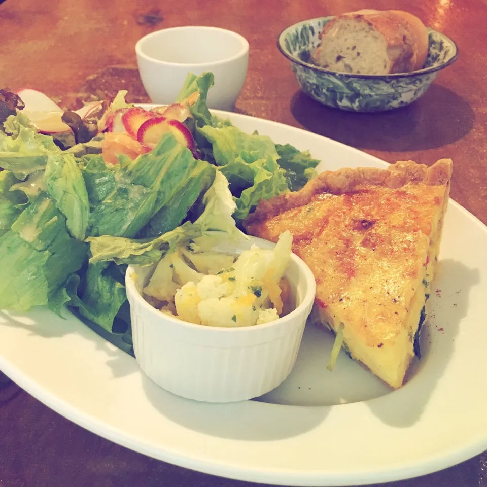 Snapdishの料理写真:Quiche lunch😋🍽🎵|leeさん