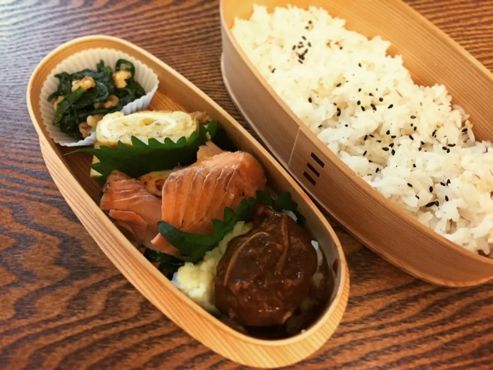 Snapdishの料理写真:今日はヘンな和洋折衷弁当。焼き紅鮭、しらす入り卵焼き、煮込みハンバーグwithふわふわマッシュポテト、春菊のくるみ和え。|Junさん