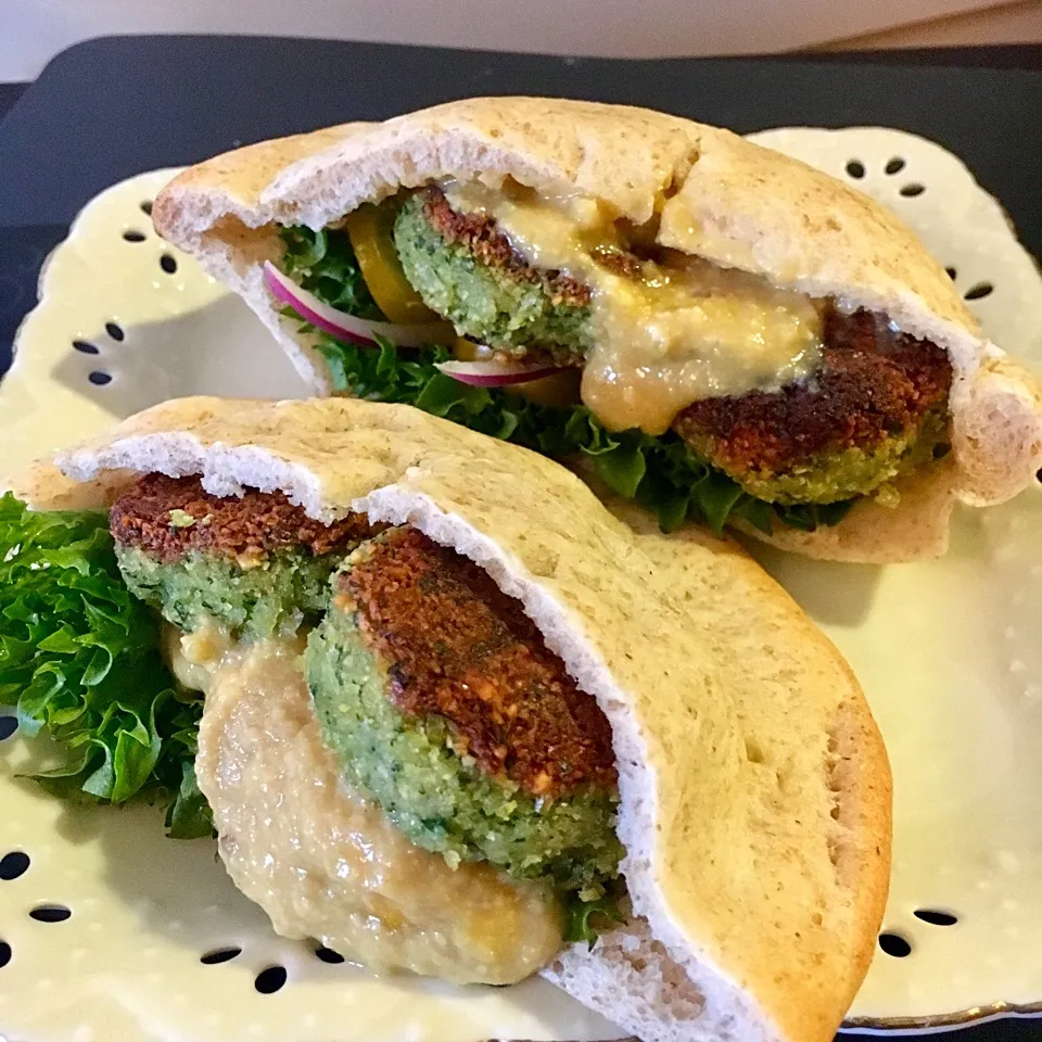 Snapdishの料理写真:Homemade Whole Wheat Falafel Pita Sandwich with Jalapeño Hummus
＊全粒粉ピタ ファラフェルサンド&ハラペーニョフムス|Miboさん