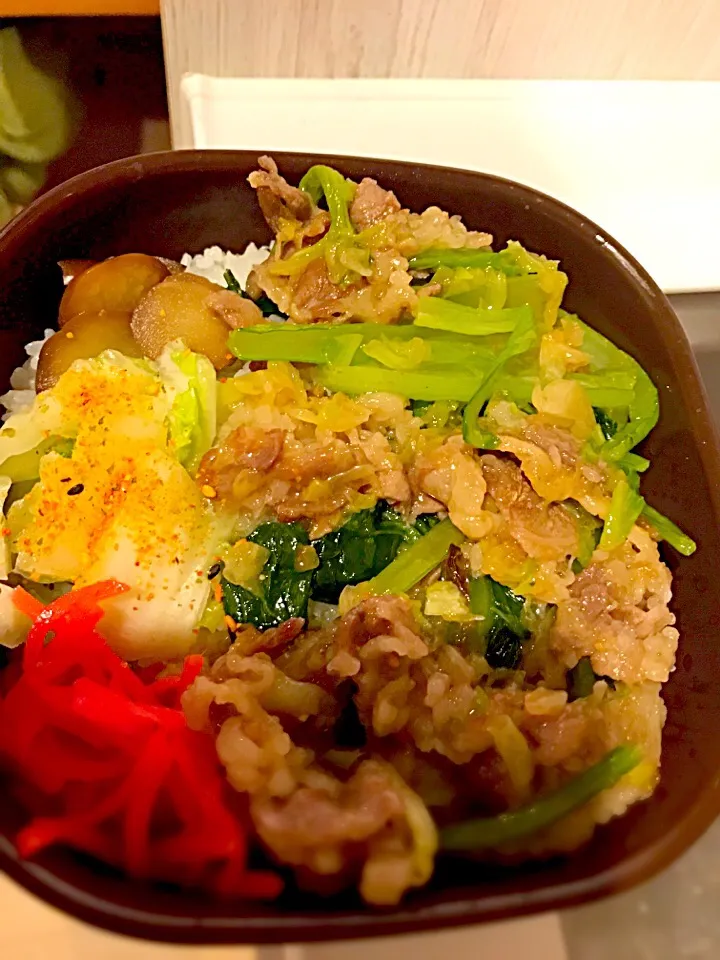 パパお弁当🍱  牛バラ肉とキャベツ小松菜のあんかけ炒め  茄子の糠漬け  白菜の漬物  紅生姜|ch＊K*∀o(^^*)♪さん