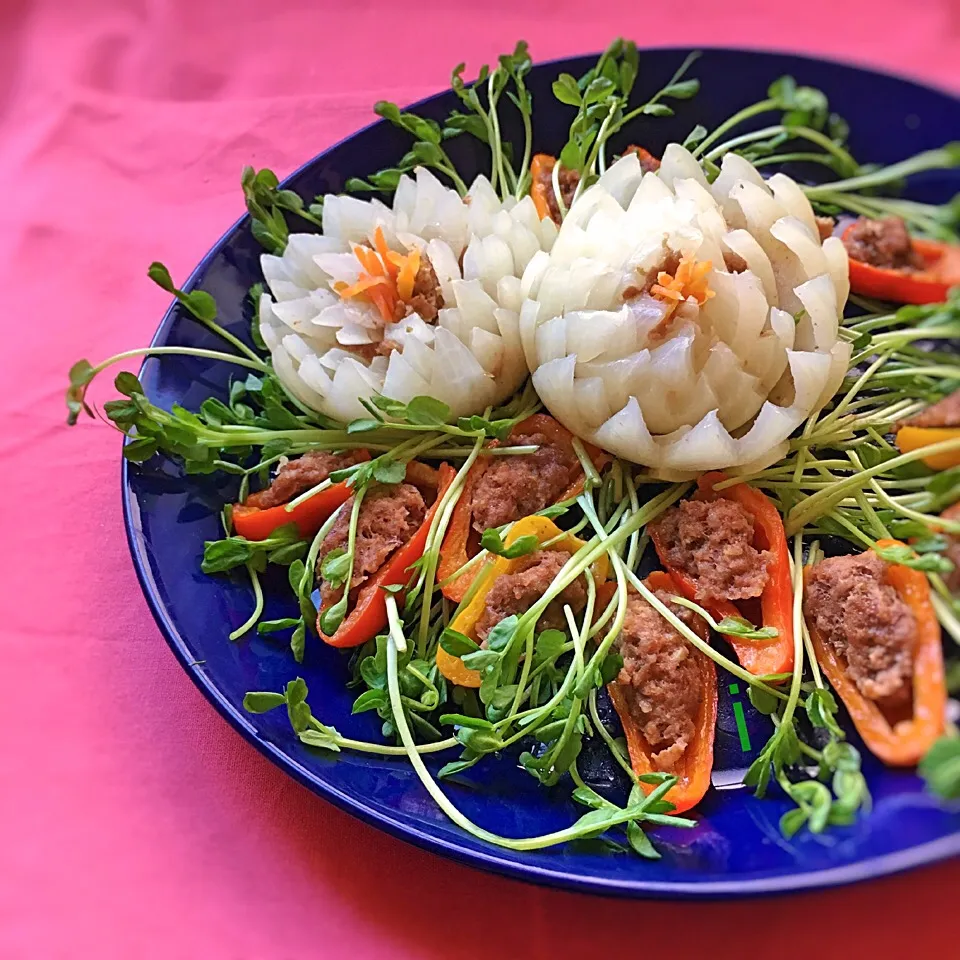 Snapdishの料理写真:玉ねぎの菊花肉詰め 【Stuffed onion flowers】|izoomさん