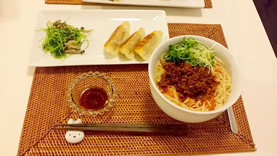 Snapdishの料理写真:今日の夕食　ラ王担々麺、餃子、豆苗の塩麹炒め|pinknari🐰🌈さん