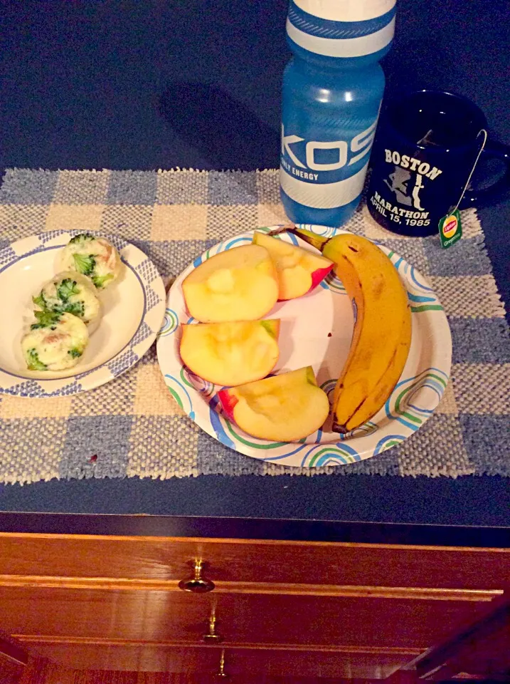 Daily Clean Eats:
egg white muffins
apple 
banana
green tea
water|Emily Shawさん