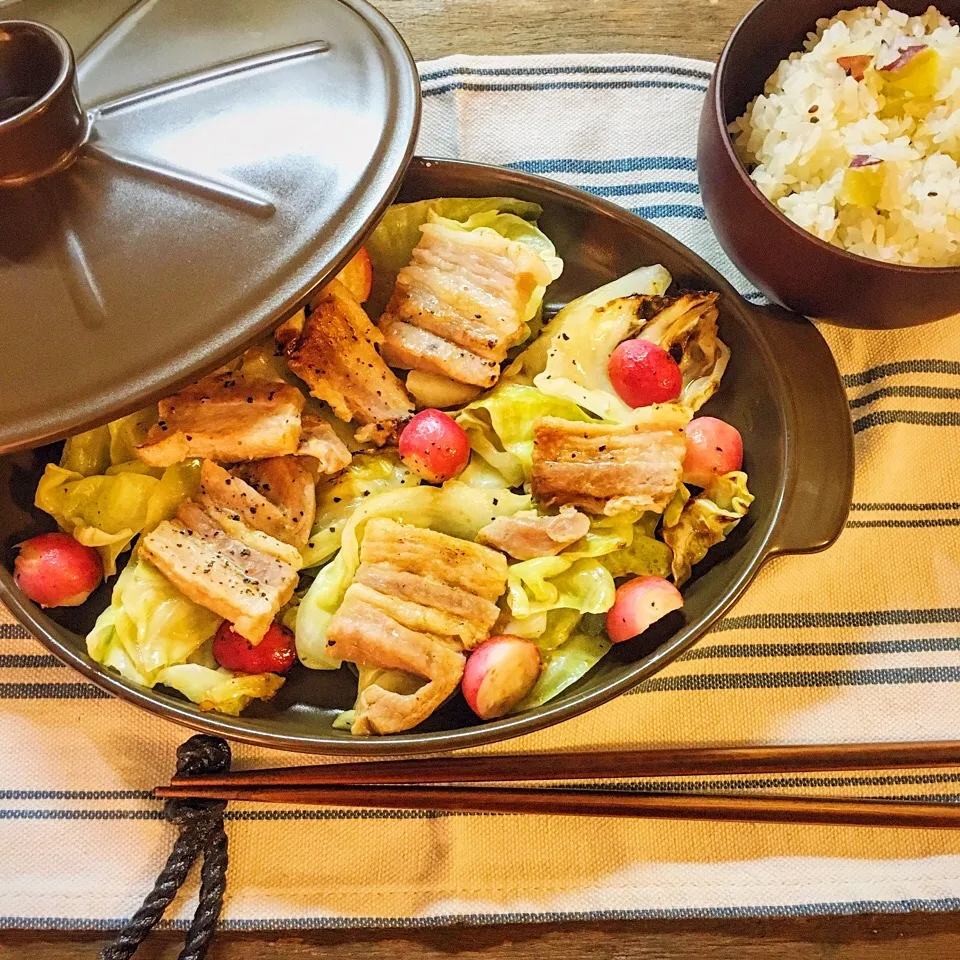 切って蒸すだけ♨️塩豚とキャベツのワイン蒸し🐷簡単手抜きご飯🍚|okawarisanさん