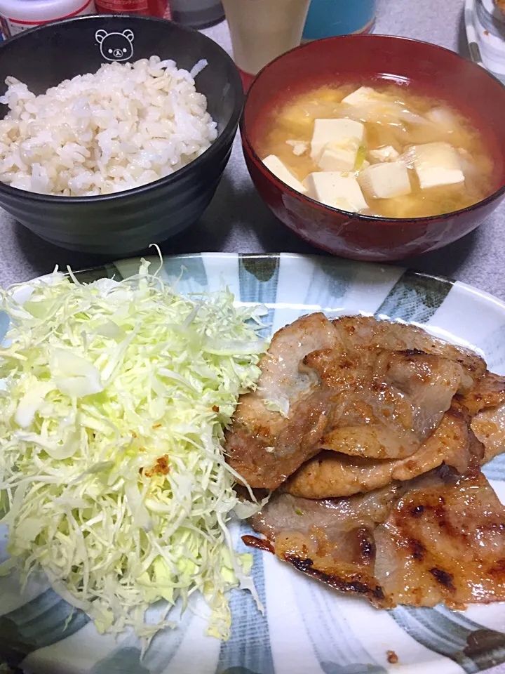 Snapdishの料理写真:もち麦飯、豚生姜焼き、キャベツ、豆腐ネギ味噌汁|ms903さん