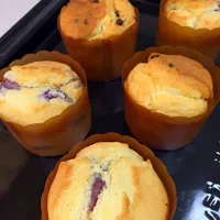 Snapdishの料理写真:ホットケーキミックスで チョコとブルーベリーのマフィン これは簡単に作れて美味しい！|oさん