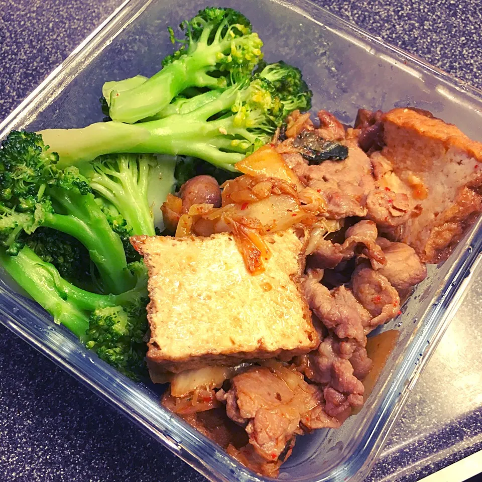 Stir fry pork with tofu and kimchi for my lunchbox adding broccoli on the side|Sanさん