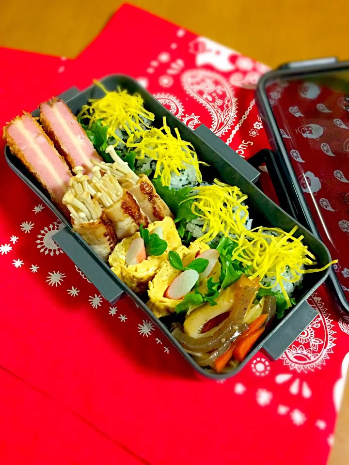 息子君弁当🎶
チーズインハムカツ
えのきベーコン
玉子焼きポケット
こんにゃくネギなどの炒め物
わかめごはん丸おにぎり|BooBooさん