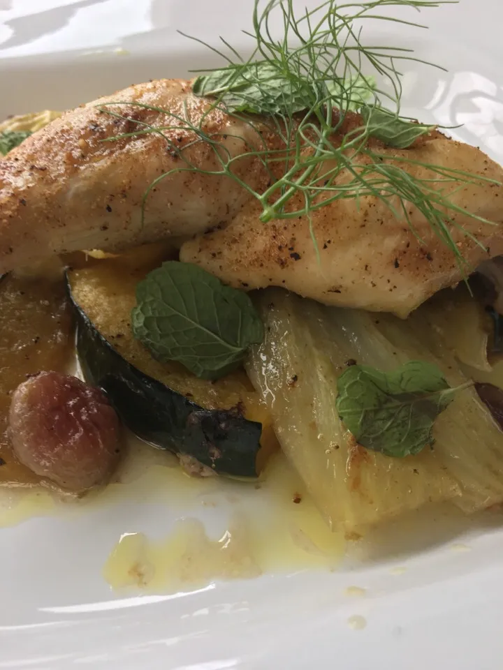 Roasted Chicken Leg with Acorn Squash, Fennel and Red Grapes|Christine pavelkaさん