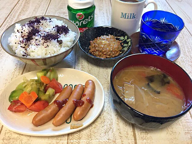 今日の男飯(＞人＜;)朝ごはんバージョン♬御殿場粗挽きポークウィンナーwithピクルスand納豆and黒はんぺんともやしとトマトの味噌汁andむかごしそごはん♬|ひーちゃんさん