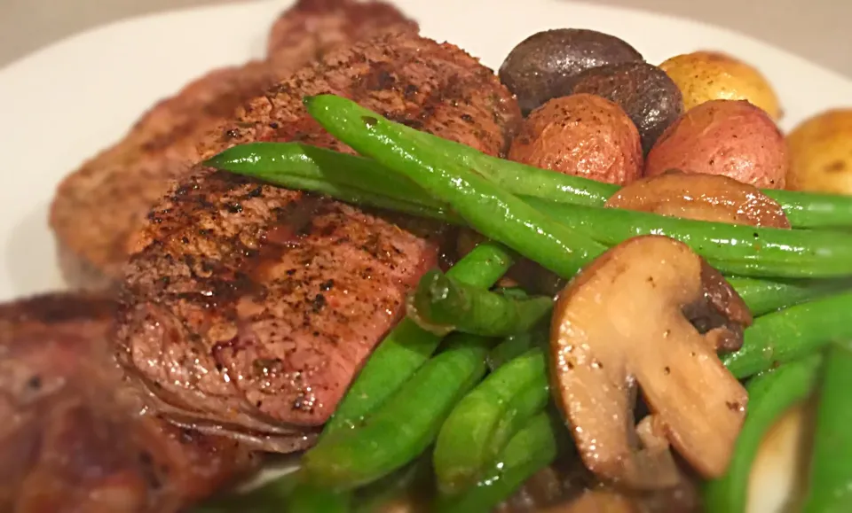 Last grilled steaks of the year! NY strips, green beans w/ mushrooms and roasted baby potatoes. #winteriscoming 😳|Liesel Ryanさん