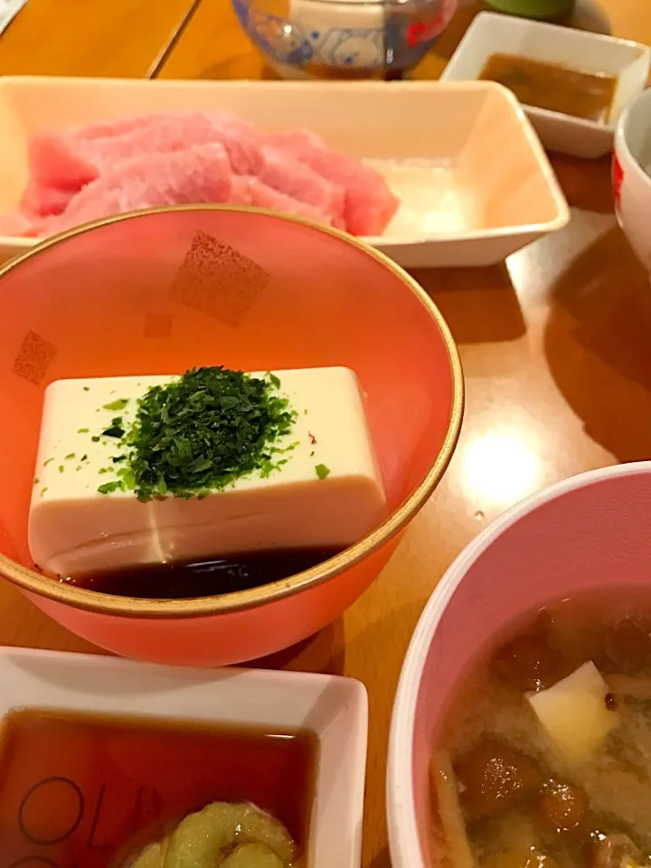 鮪トロのお刺身  冷奴  なめこと豆腐のお味噌汁|ch＊K*∀o(^^*)♪さん