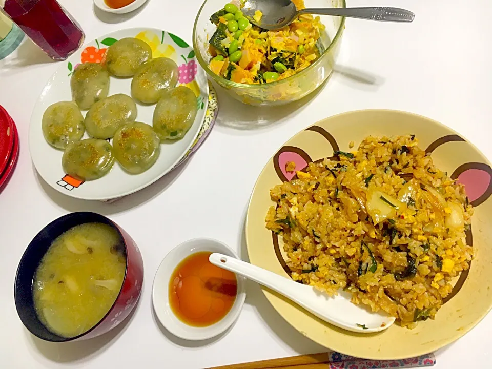 キムチチャーハン
かぼちゃとえだまめのサラダ
にら焼餅
みそしる|まいちゅんさん