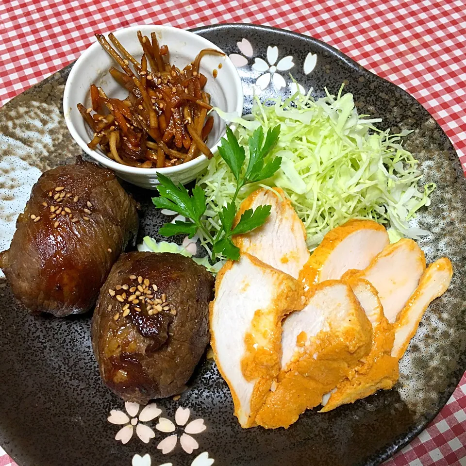 肉巻きおにぎりと
鶏むね肉🍖タンドリーチキン風|eiyadeさん