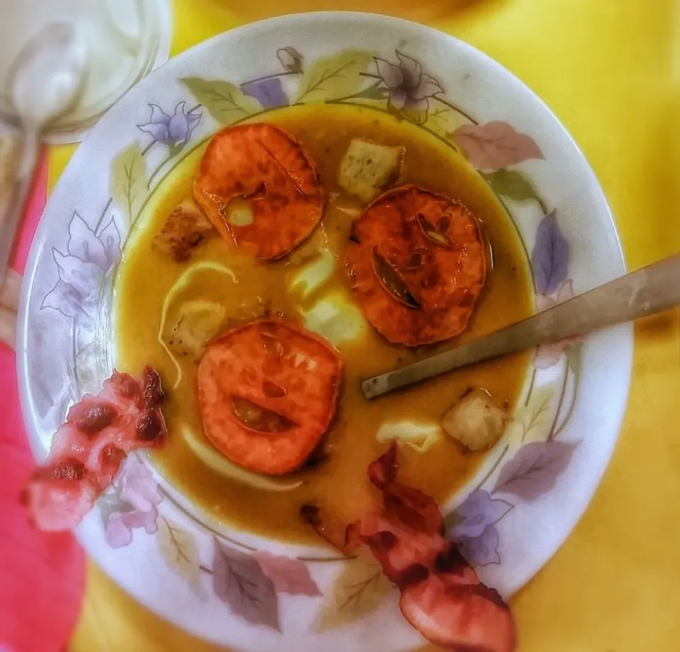 Snapdishの料理写真:Halloween 🎃 sweet potatoe soup with sweet potatoe faces|Najeskaさん