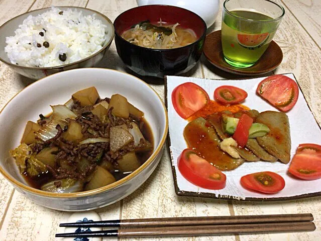 今日の男飯(＞人＜;)晩御飯バージョン♬
白菜と大根と合挽き肉の煮物and静岡黒はんぺんの胡麻油焼きwithトマトづくしandもやしとエノキとワカメの味噌汁andむかごごはんwithやぶきた茶♬|ひーちゃんさん