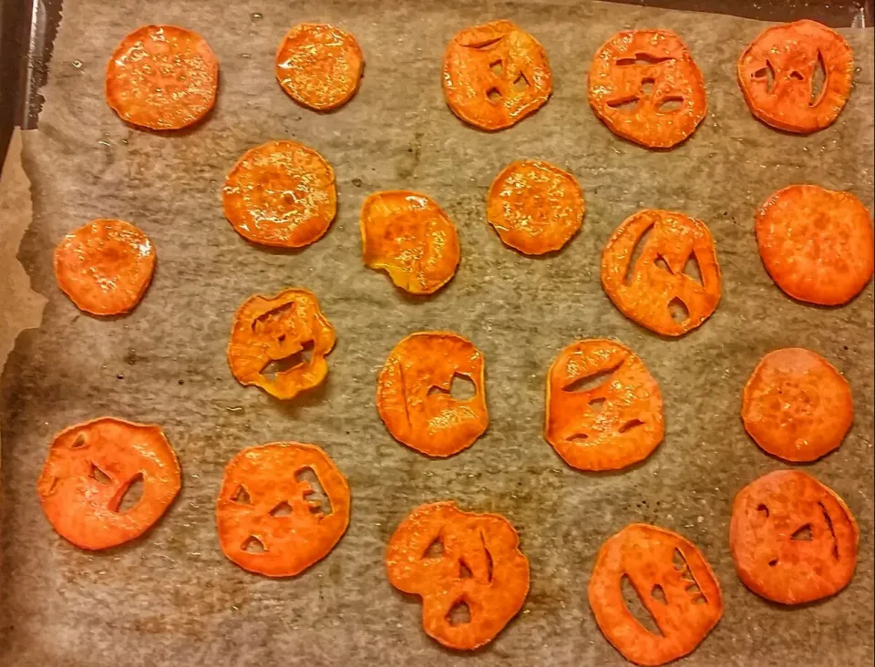 selfmade Halloween sweet potatoe chips faces
 #Halloween
 #chips
 #vegatables
 #Quick and easy|Najeskaさん