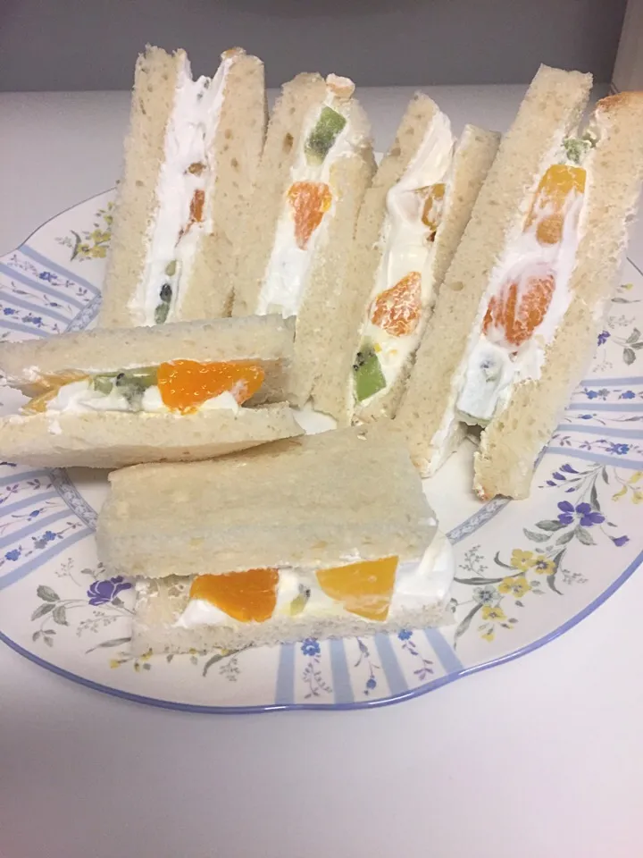 Snapdishの料理写真:パンも手作りフルーツサンド|お豆さん