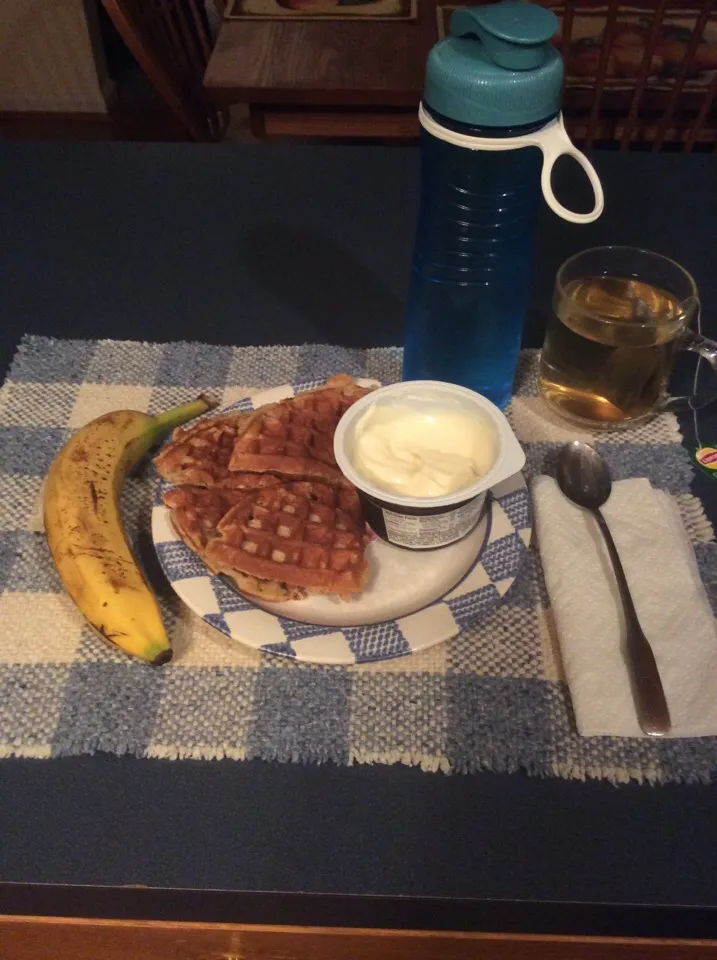 daily clean eats:
gluten free waffle
oikos triple zero yogurt
banana
green tea
water|Emily Shawさん