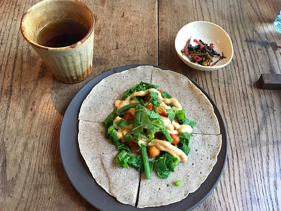 はしご蕎麦セット
（在来そば粉のガレット、ひじきと花ニラと紅くるりのバルサミコ酢風味、ほうじ茶）|こいちさん