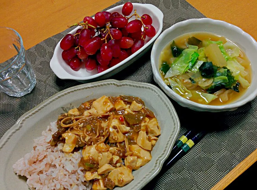 Snapdishの料理写真:豆腐エノキの牛そぼろ味噌煮込み丼、冬瓜とキャベツのニンニク風味スープ、ブドウ|ねむねこさん