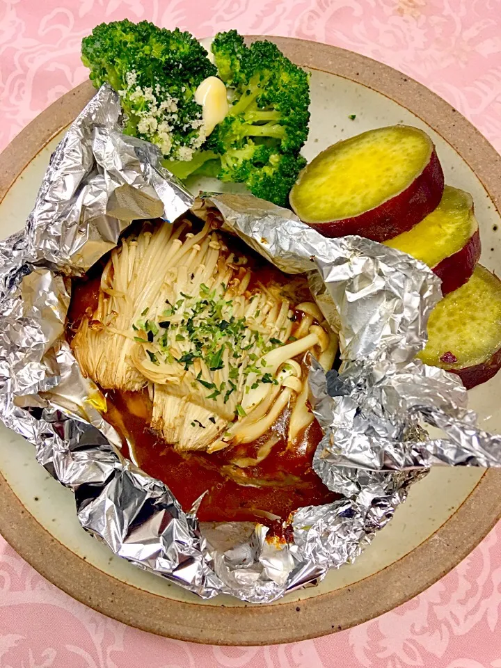 豚肉とキノコ🍄のデミグラスソースでホイル焼き🍁掘ったお芋とブロッコリーの付け合わせ🍠|きゅうちゃんさん