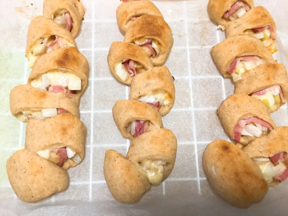 Snapdishの料理写真:🎼久しぶりに食べたくなった
🍞ベーコン玉葱チーズパン😬|Asa Eiさん