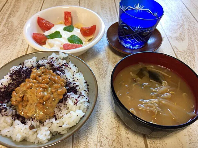 Snapdishの料理写真:今日の男飯(＞人＜;)朝ごはんバージョン♬納豆with生卵andしそむかごごはんandもやしとエノキとワカメの味噌汁andバナナヨーグルト♬|ひーちゃんさん