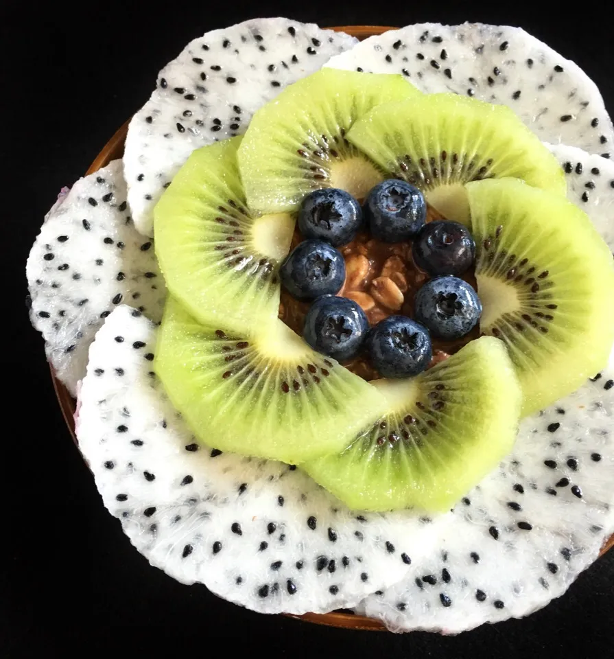 Chocolate oats with fruits flowers|coxiella24さん