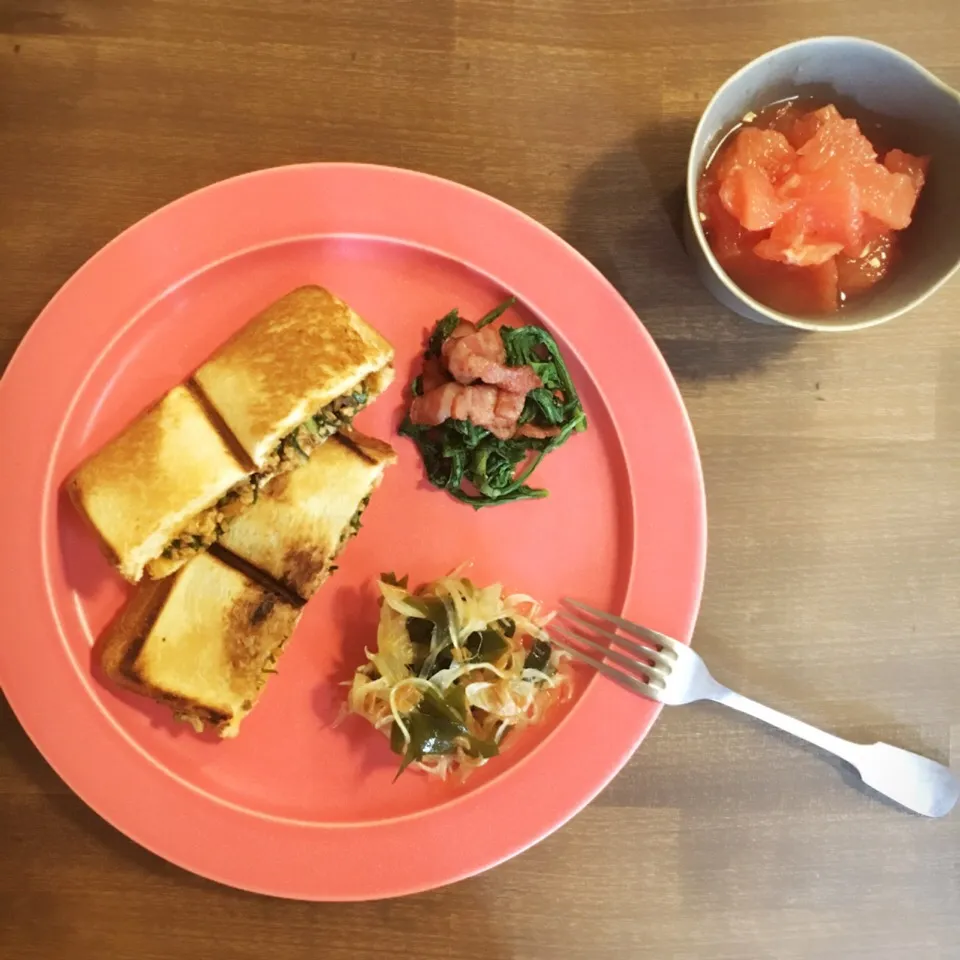 Snapdishの料理写真:昨日の残り物で朝ごはん。パクチー肉みそのホットサンド。春菊とベーコンのソテー。玉ねぎ、わかめのサラダ。|yukko7740さん