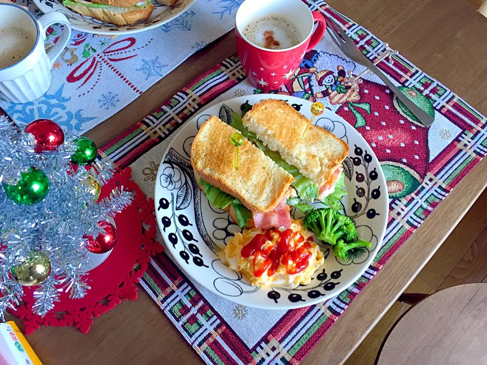 BLTサンドとカフェオレの朝食🍽|ゆいんこさん