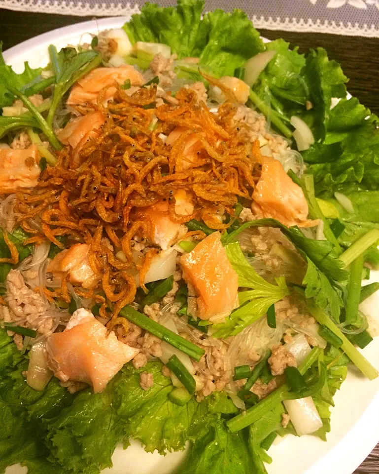 ยำวุ้นเส้นแซลมอนปลากรอบ Glass noodle and salmon spicy salad|SaSaさん