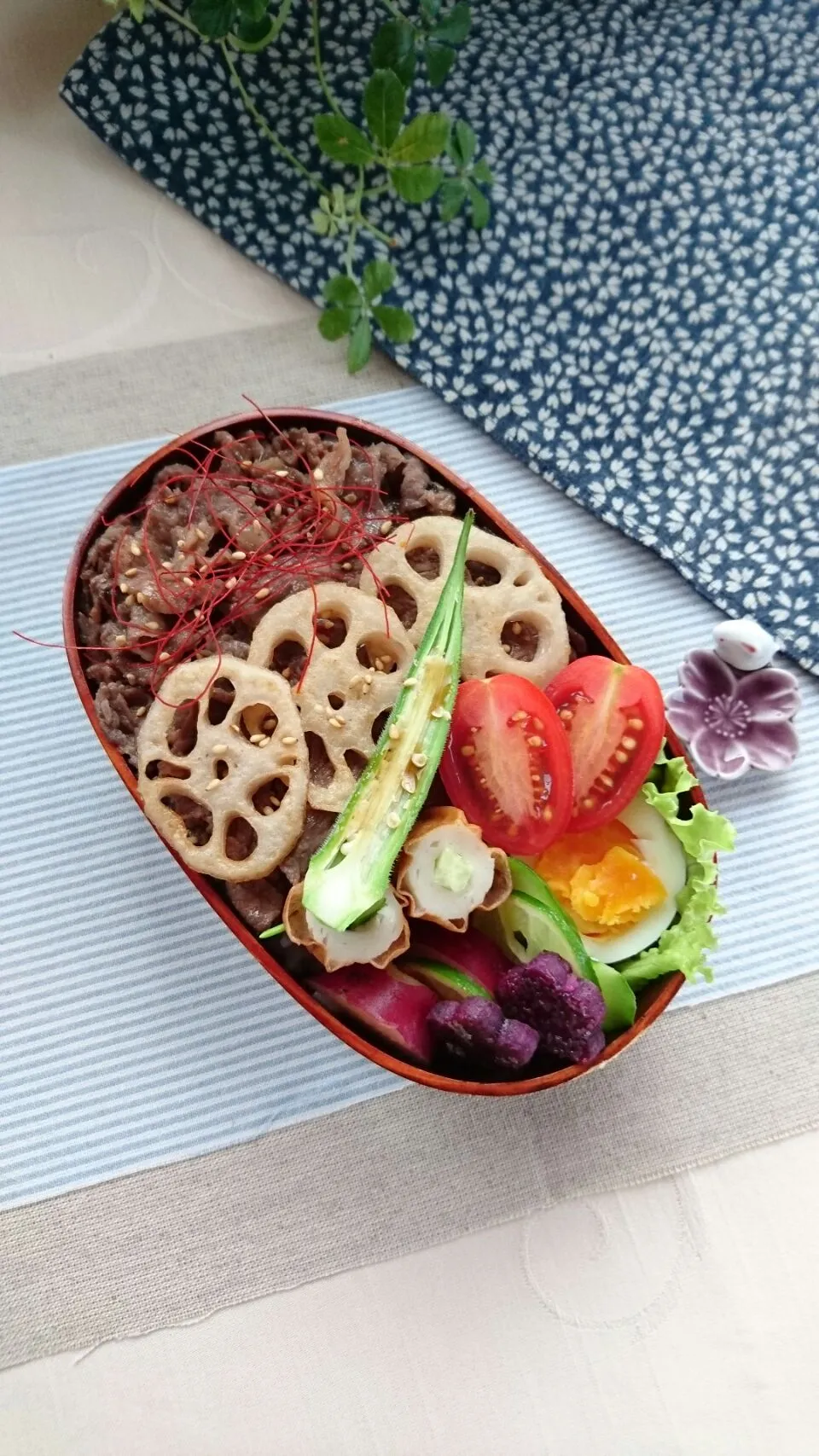 娘弁当☺
焼き肉  さつまいものレモン煮  ちくわきゅうり  紫芋バターシュガー焼き    
オクラ プチトマト  ゆで卵  れんこん きゅうり


 #焼き肉 #焼き肉弁当 #女の子のお弁当 #中学生のお弁当 #中学生女子のお弁当 #女子弁当 #わっぱ弁当 #曲げわっぱ弁当 #糸唐辛子|e  satoさん