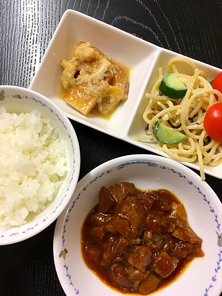 Snapdishの料理写真:ビーフシチュー、クリームチーズのスパゲティサラダ、平てん卵とじ煮、ご飯

ムスメご飯|mossan＠OSAKAさん