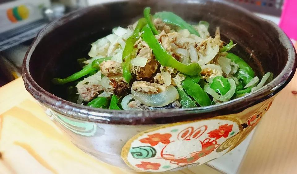 サヴァ缶レモンバジル味のピーマンと玉ねぎ炒め💚|きゅうちゃんさん