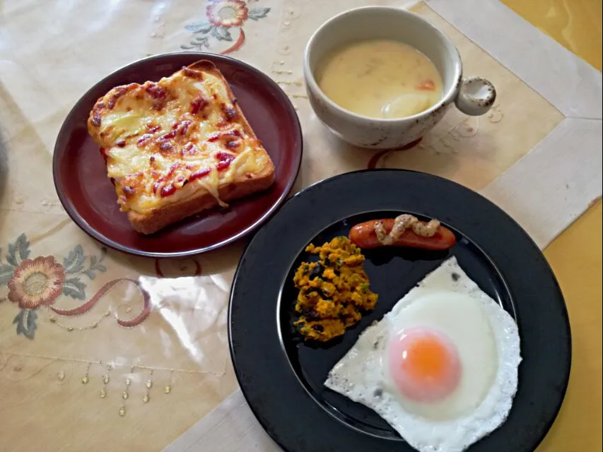 お昼ご飯
  - チーズオニオントースト🍞
  - クリームシチュー
  -  カボチャ🎃ラムレーズンサラダ
  - ソーセージと目玉焼き🍳|korinoさん