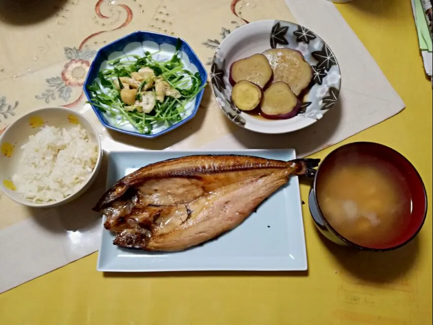 晩ごはん
  - ホッケ開き焼き
  - 豆苗と薄あげの塩胡麻油炒め
  - さつまいもの甘煮
  - 豆腐と玉ねぎお味噌汁|korinoさん