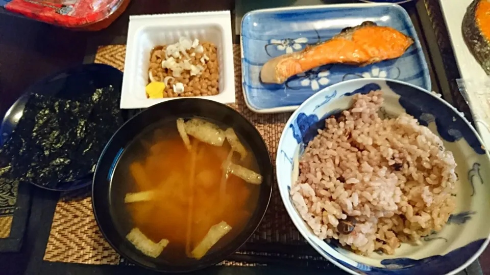 Snapdishの料理写真:鮭&納豆&玉ねぎの味噌汁|まぐろさん