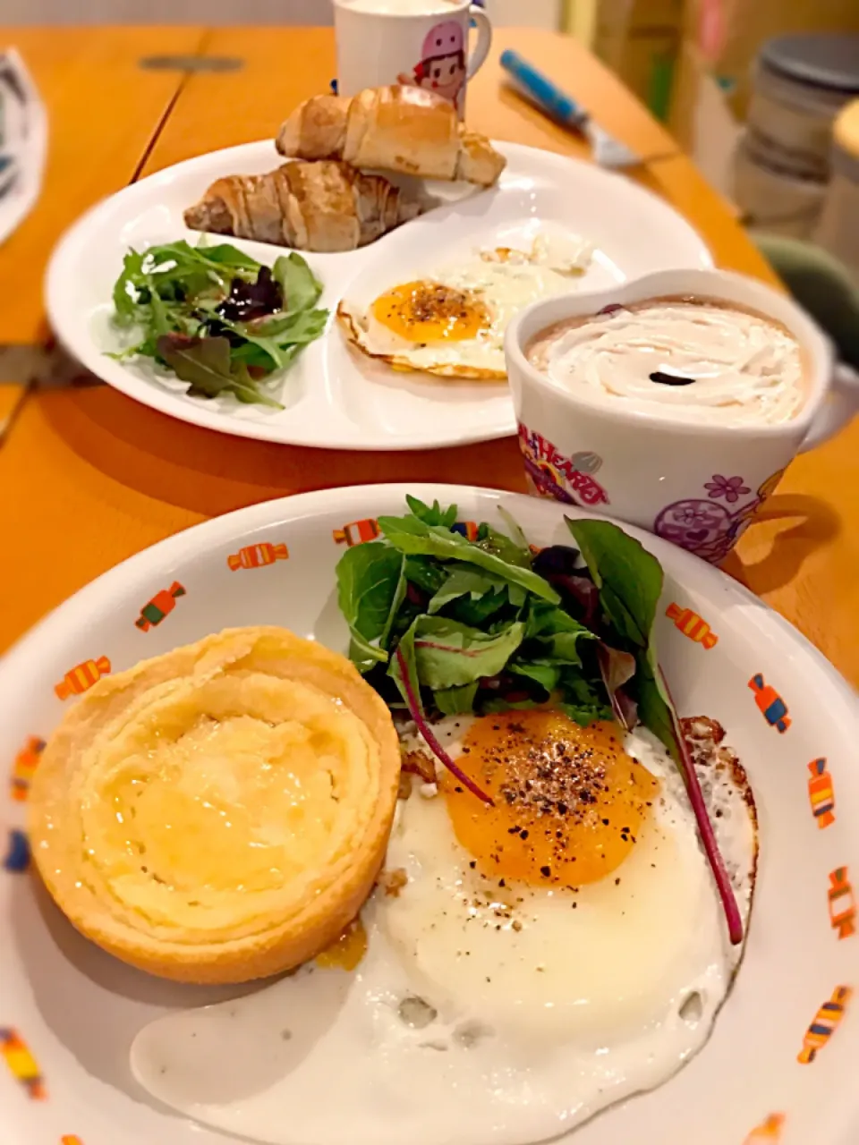 Snapdishの料理写真:目玉焼き🍳  ベビーリーフのサラダ🌱  蜂蜜とゴルゴンゾーラチーズのタルト🍯🧀  チョコクロワッサン🍫  ウインナコーヒー☕️|ch＊K*∀o(^^*)♪さん