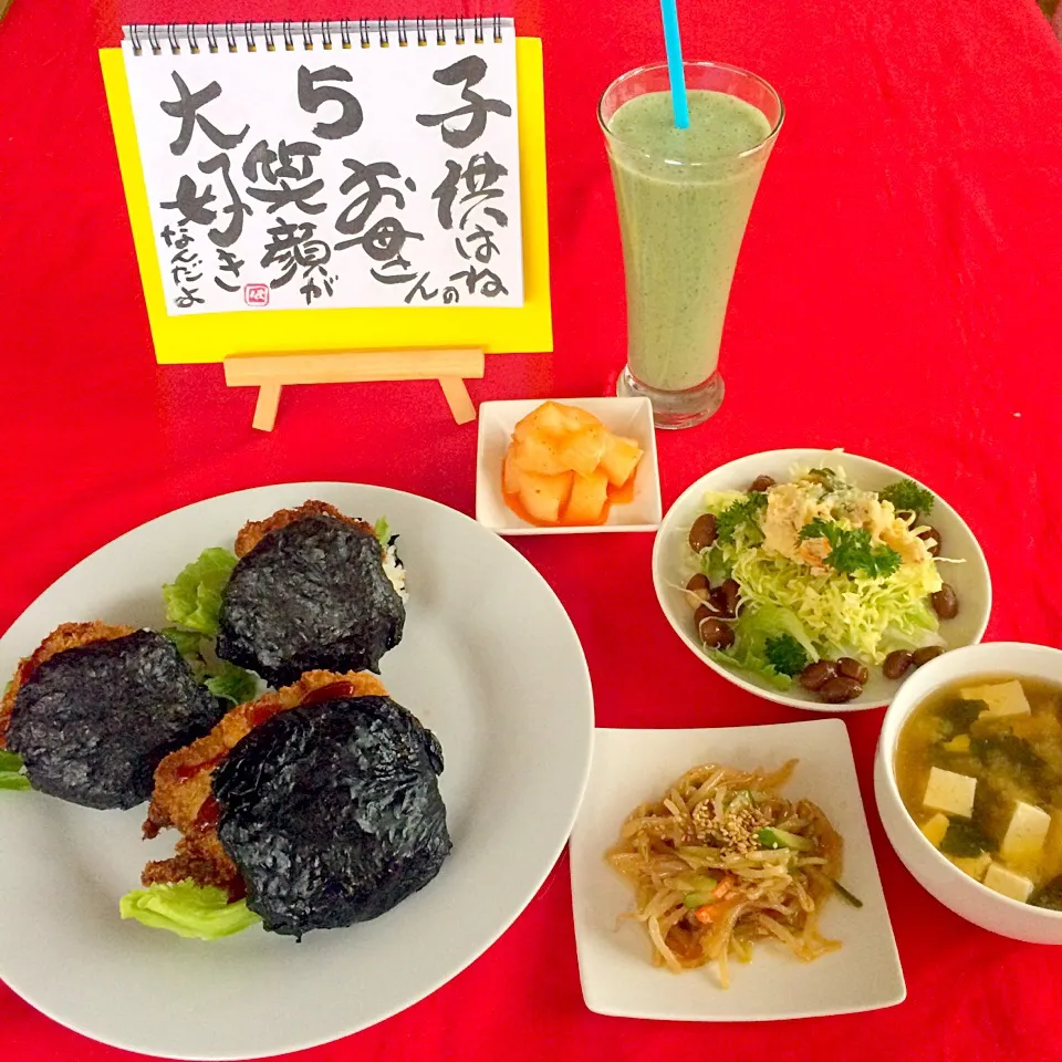 朝ごはんは 勝負飯( ◠‿◠ )ミルフィーユトンカツをガブッとおにぎりにはさんじゃったよ(*^_^*)旨旨‼️&ポテトサラダ&カクテキ&もやしナムル&豆腐ワカメ味噌汁&甘酒スムージーGOODだね〜( ◠‿◠ )|はみちゃんさん