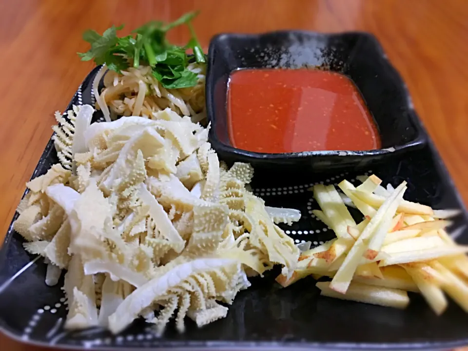 茹でセンマイの韓国風酢味噌添え〜林檎とナムル〜|akkyingさん