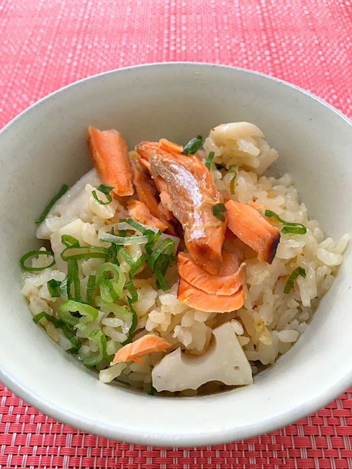 鮭と蓮根の炊き込み御飯❤️
西京味噌漬けで焼いた鮭の香ばしさと、蓮根のシャキシャキ食感が良いです♪|YummyKさん