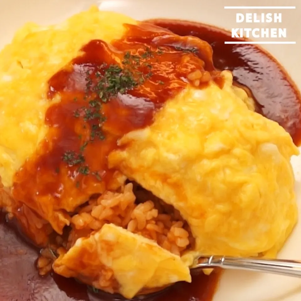 【動画】デミグラスソースオムライスの作り方 #delishkitchentv|DELISH KITCHENさん