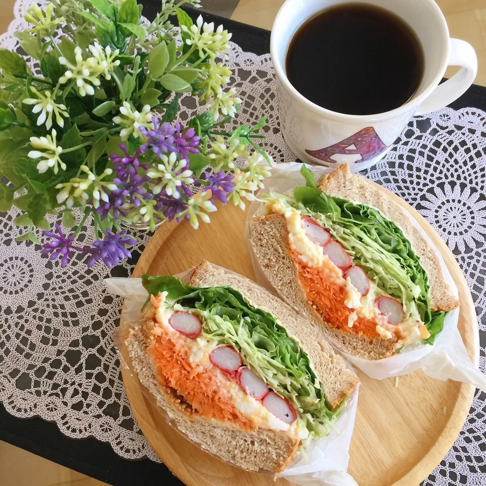 Snapdishの料理写真:11/5❤︎たまごサラダ&かにかま、野菜たっぷりamoサンド❤︎|Makinsさん