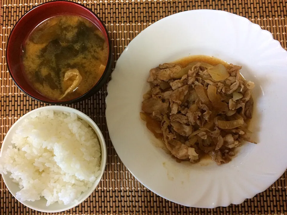 Snapdishの料理写真:豚の生姜焼き味噌汁ご飯|ばーさんさん