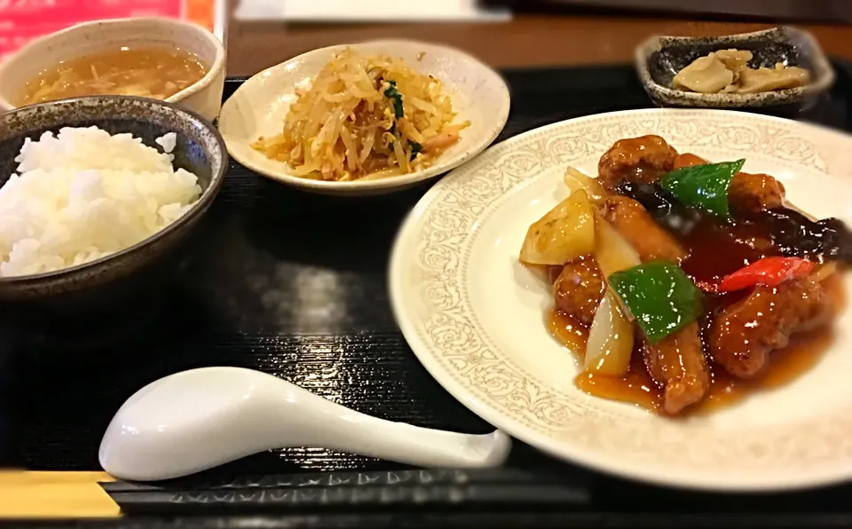 Snapdishの料理写真:今日のランチは
好天の「やわらかヘレ酢豚定食」|muutさん